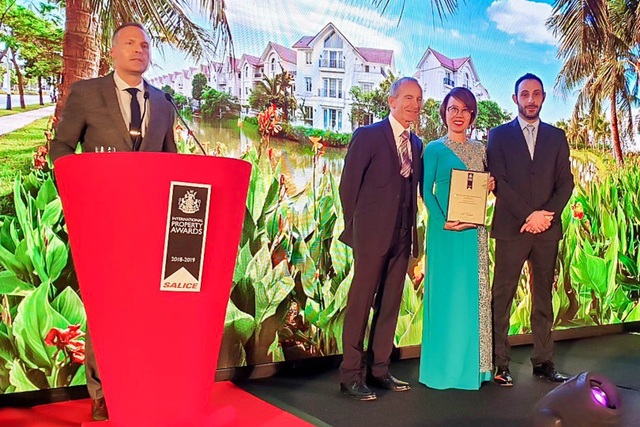 Vinhomes Riverside được vinh danh là “Bất động sản tốt nhất thế giới” năm 2018 - 1 Đại diện Vinhomes nhận giải thưởng “Bất động sản tốt nhất thế giới” 2018 do IPA trao tặng.
