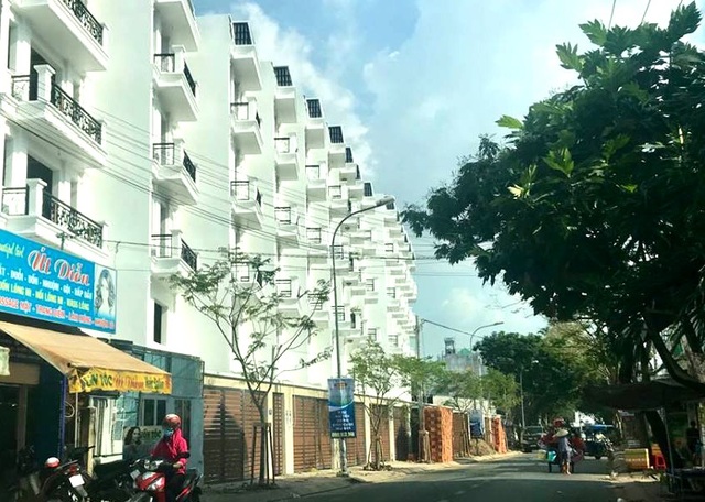 Vụ hàng loạt cây xanh bị chặt hạ: Do vướng lối ra vào khu nhà phố thương gia! - 4 Vụ hàng loạt cây xanh bị chặt hạ: Do vướng lối ra vào khu nhà phố thương gia! - 4