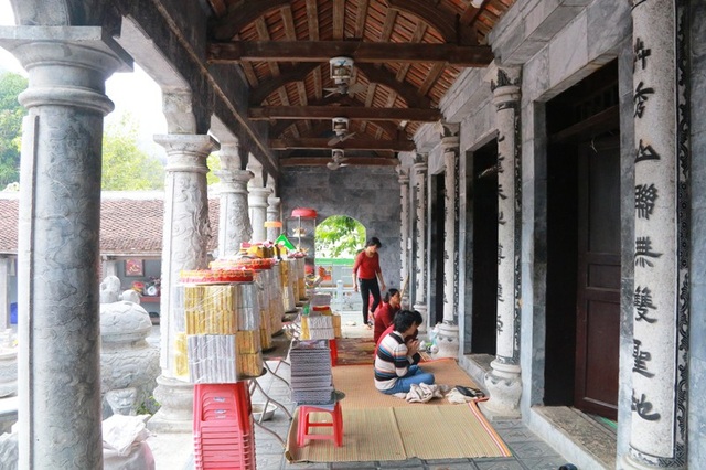 Ngôi đền trăm năm tuổi thờ Vương Triều Trần linh thiêng ở cố đô Hoa Lư - 5 Đền Thái Vi có lối kiến trúc riêng theo kiểu nội công ngoại quốc, toàn bộ đền chính được xây bằng đá, ngay cả các ban thờ, đồ thờ cũng được làm bằng đá xanh trạm khắc tinh xảo. Vì thế mà đền có dáng vẻ nguy nga, kiên cố và vững trãi.