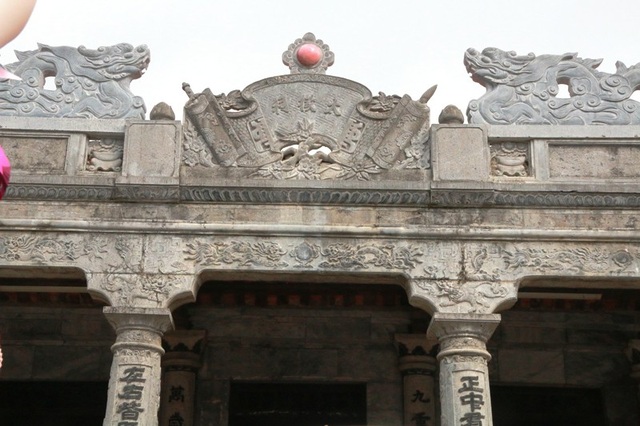 Các hoa văn tram khắc trên đá ở đền Thái Vi tinh xảo, uyển chuyển như trạm khắc trên gỗ. Trải qua biến cố lịch sử, biến đối của thời tiết ngôi đền vẫn trường tồn với thời gian. Đây là nơi thờ tự linh thiêng bậc nhất ở Ninh Bình hiện nay.