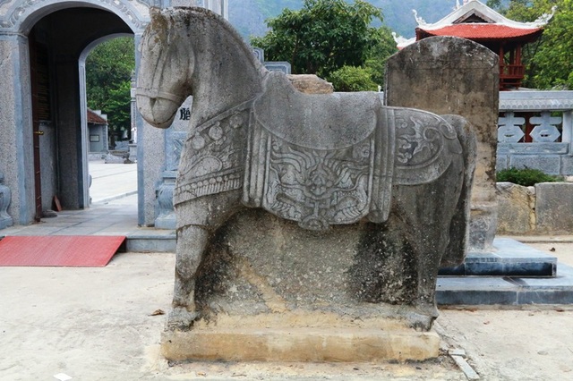 Ngôi đền trăm năm tuổi thờ Vương Triều Trần linh thiêng ở cố đô Hoa Lư - 9 Đền Thái Vi hiện còn lưu giữ nhiều chứng tích lịch sử, văn hóa có giá trị. Một trong hai con ngựa được làm bằng đá xanh nguyên khối vẫn còn nguyên vẹn, thể hiện giá trị nghệ thuật cao của người xưa khi xây dựng đền.
