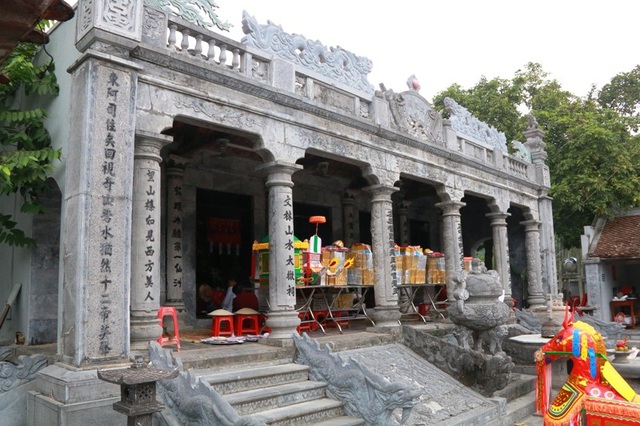 Ngôi đền trăm năm tuổi thờ Vương Triều Trần linh thiêng ở cố đô Hoa Lư - 3 Đền được xây dựng bằng đá xanh nguyên khối với những nét hoa văn trạm khắc tinh xảo. Cột đá, hoành phi, câu đối, các họa tiết khắc họa rồng - phượng, cá chép hóa rồng độc đáo ít ngôi đền cổ nào có được ở vùng đất cố đô Hoa Lư.