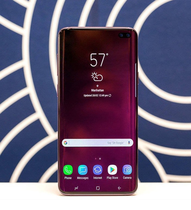 Hình ảnh mô hình mẫu của Galaxy S10+ với kiểu thiết kế “màn hình đục lỗ”