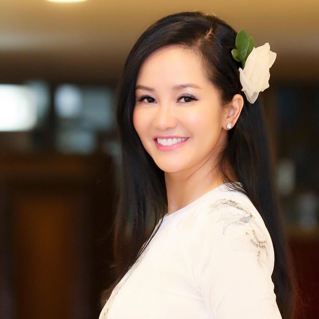 Hồng Nhung lần đầu trải lòng về những tháng ngày làm mẹ đơn thân - 3 Đồng hành cùng Hồng Nhung và Tùng Dương trong liveshow “Người tình” diễn ra tối 23/12 còn có Uyên Linh, Minh Tuyết, Quang Lê.