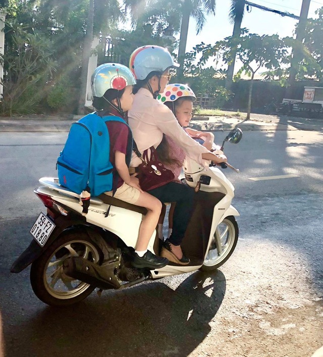Hồng Nhung lần đầu trải lòng về những tháng ngày làm mẹ đơn thân - 1 Hình ảnh chị Bống lái xe máy chở hai con Tôm - Tép đi học gây xúc động.
