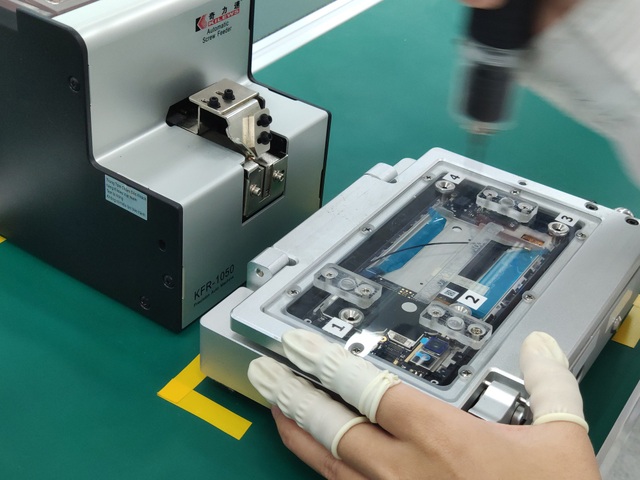 TS. Mai Liêm Trực: Khát vọng người Việt đã truyền cảm hứng tạo ra Vsmart - 3 Các công đoạn kiểm tra, thử nghiệm được thực hiện theo đúng quy chuẩn châu Âu.
