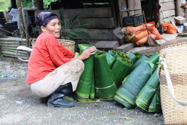 Dân “sống mòn” vì không có đất sản xuất - 1 Người dân sống chủ yếu bằng nghề đi rừng.