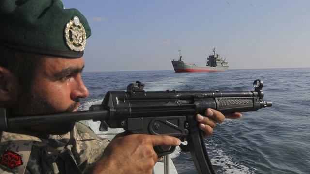 Iran dọa phong tỏa vịnh Ba Tư, Mỹ điều tàu sân bay “nắn gân” - 1
Binh sĩ Iran gần eo biển Hormuz. (Ảnh: Reuters)