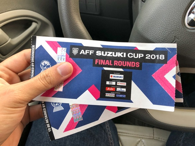 Vé chợ đen lên “cơn sốt” trước trận bán kết AFF Cup 2018 tại Mỹ Đình - 3 Một cặp vé khán đài A được phe vé hét giá cao ngất ngưởng.