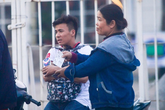 Vé chợ đen lên “cơn sốt” trước trận bán kết AFF Cup 2018 tại Mỹ Đình - 2 Một người phe vé mời chào người mua.