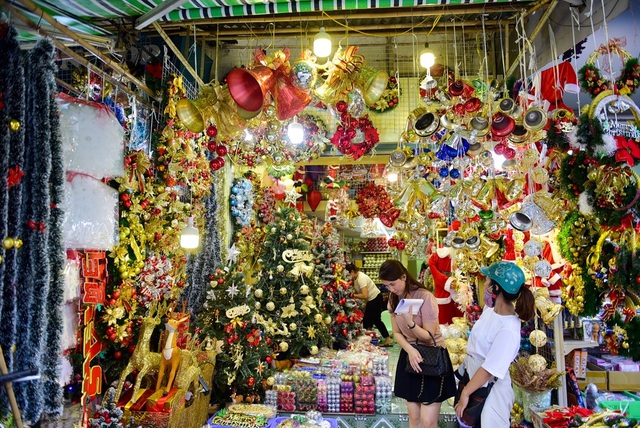 Phố Hàng Mã tràn ngập không khí Noel - 13
Từ khoảng một tuần trở lại đây, phố Hàng Mã đã bắt đầu nhộn nhịp người mua.