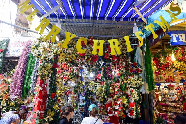 Phố Hàng Mã tràn ngập không khí Noel - 9
Vòng hoa là vật trang trí quan trọng và cần thiết cho cửa của mỗi gia đình. Vòng hoa có nhiều màu sắc để cho người mua lựa chọn phù hợp với không gian trang trí.
