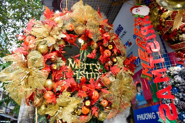 Phố Hàng Mã tràn ngập không khí Noel - 11 Giá cả của vòng hoa tùy thuộc vào độ to nhỏ tinh xảo của từng loại.