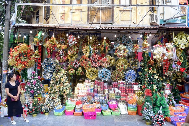 Phố Hàng Mã tràn ngập không khí Noel - 3 Rất nhiều mặt hàng được bày bán với màu sắc bắt mắt, nhiều kích thước và giá cả phù hợp.
