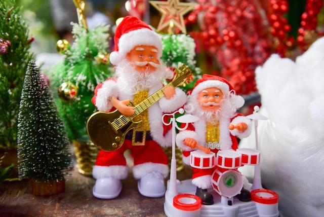 Phố Hàng Mã tràn ngập không khí Noel - 5 Lễ Noel chính thức vào ngày 25 tháng 12 được gọi là lễ chính ngày, còn lễ đêm 24 tháng 12 gọi là lễ vọng và thường thu hút nhiều người tham dự hơn.