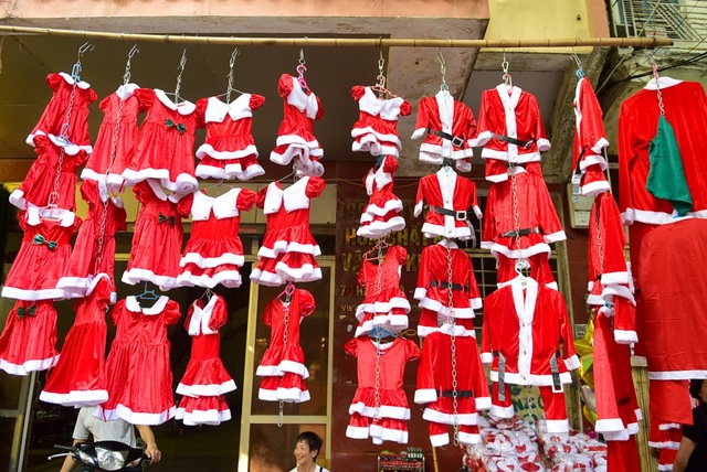 Phố Hàng Mã tràn ngập không khí Noel - 14 Quần áo ông già Noel dành cho em bé có giá từ 80 - 150 nghìn đồng/bộ, tùy kích cỡ và chất liệu…