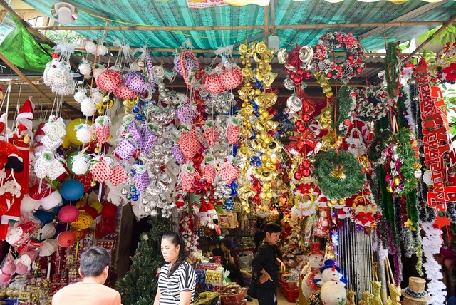 Phố Hàng Mã tràn ngập không khí Noel - 4
Những đồ trang trí Giáng sinh khiến con phố Hàng Mã thêm lung linh sắc màu hơn thường ngày.
Lễ Giáng sinh được cử hành chính thức vào ngày 25 tháng 12 nhưng thường được tổ chức từ tối ngày 24 tháng 12 bởi theo lịch Do Thái, thời điểm tính bắt đầu một ngày là lúc hoàng hôn chứ không phải nửa đêm.