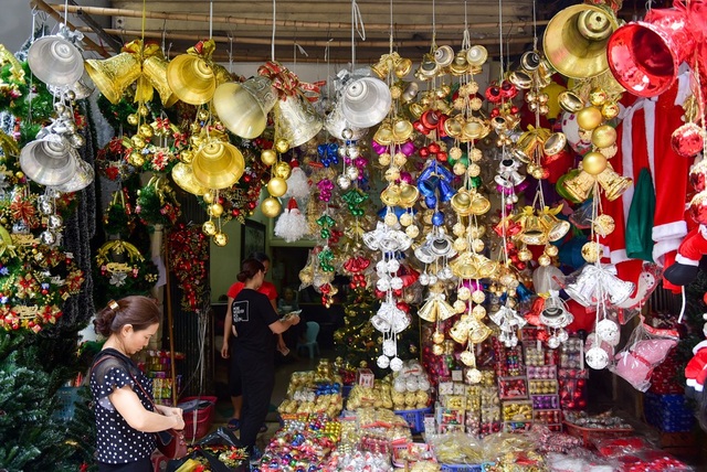 Phố Hàng Mã tràn ngập không khí Noel - 7 Các loại dây chuông treo cũng đắt hàng bởi sự bắt mắt của mẫu mã và giá cả phải chăng.