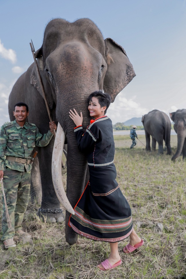 “H’Hen Niê mang hương sắc Việt vươn xa thế giới - 1 H’Hen Niê đã có những giây phút hòa vào thiên nhiên ở buôn làng khi được về thăm gia đình.