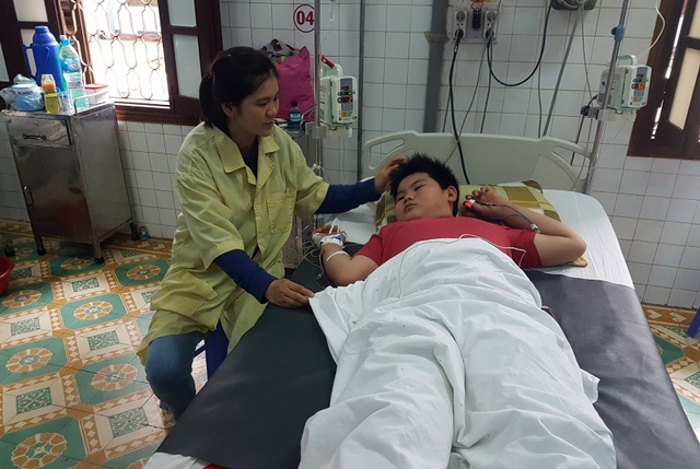 Số ca mắc sốt xuất huyết ở trẻ em tăng cao bất thường - 2 Chị Hiếu cùng con trai tại khoa hồi sức cấp cứu