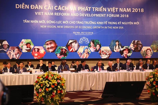 Thủ tướng: Đường đến nền kinh tế thịnh vượng không hề bằng phẳng - 1 Thủ tướng Nguyễn Xuân Phúc cùng các nhà lãnh đạo quốc tế tham dự Diễn đàn.