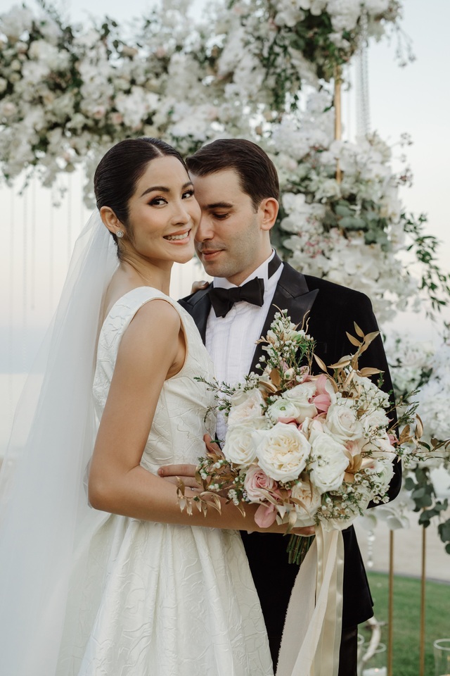 Cựu hoa hậu hoàn vũ Thái Lan lên xe hoa - 6
Hôn lễ đẹp như mơ của người đẹp và doanh nhân diễn ra bên bờ biển