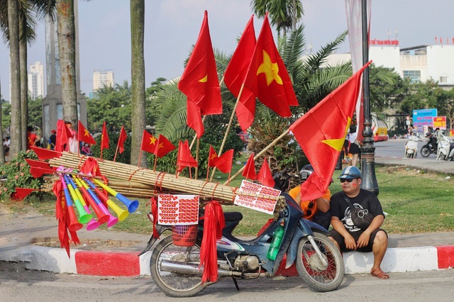Tiểu thương “hốt bạc” nhờ các dịch vụ ăn theo bóng đá ở sân Mỹ Đình - 4 Sản phẩm cổ động bóng đá được bán nhiều nhất khu vực ngoài sân.
