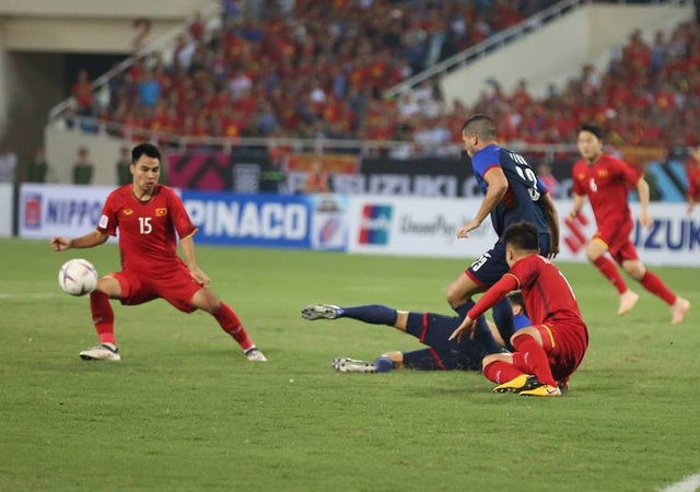 Việt Nam 2-1 Philippines: Chiến thắng ngọt ngào - 14
Một pha tranh chấp quyết liệt giữa tuyển Việt Nam và Philippines