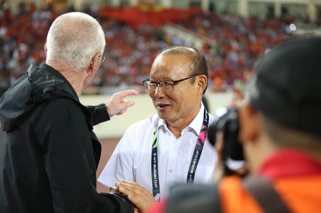 Việt Nam 2-1 Philippines: Chiến thắng ngọt ngào - 19
HLV Eriksson bắt tay HLV Park Hang Seo