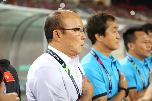 Việt Nam 2-1 Philippines: Chiến thắng ngọt ngào - 17
HLV Park Hang Seo và ban huấn luyện Việt Nam