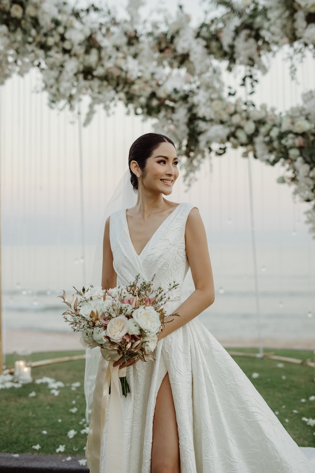 Cựu hoa hậu hoàn vũ Thái Lan lên xe hoa - 9
Hoa hậu Thái Lan chọn cho mình phong cách trang điểm nhã nhặn và nhẹ nhàng
