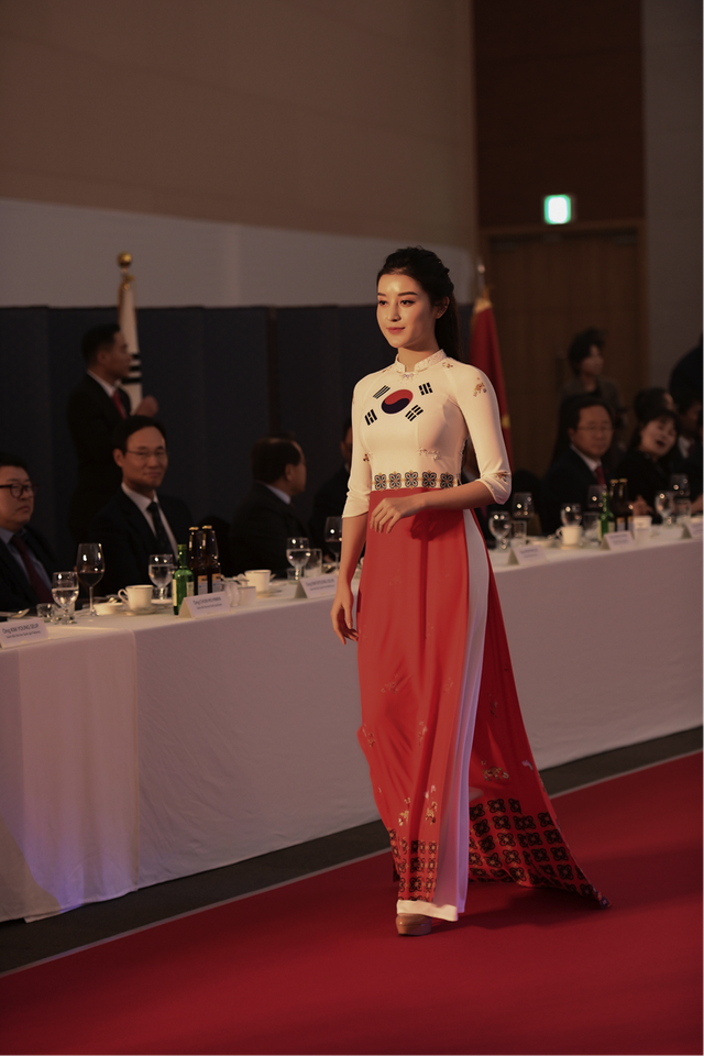 “Quỳnh Búp bê”, Á hậu Huyền My catwalk BST áo dài của NTK Đỗ Trịnh Hoài Nam - 5 Á hậu Huyền My duyên dáng trong tà áo dài Quốc kỳ Hàn Quốc.