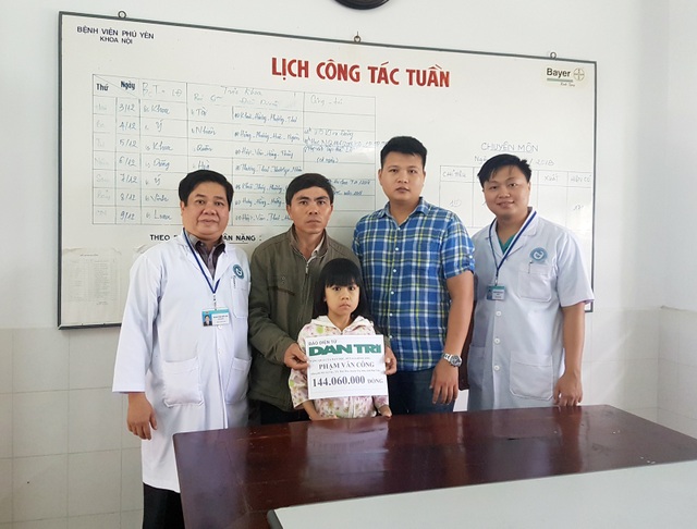 Bạn đọc giúp đỡ gia đình anh Phạm Văn Công hơn 144 triệu đồng - 2 Bác sĩ Phạm Hiếu Vinh cùng PV báo Dân trí đã đại diện bạn đọc trao tận tay anh Phạm Văn Công 144.060.000 đồng