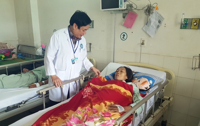 Bạn đọc giúp đỡ gia đình anh Phạm Văn Công hơn 144 triệu đồng - 1 Bác sĩ Phạm Hiếu Vinh đến giường bệnh thăm hỏi động viên chị Thu