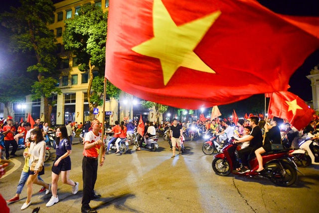 Cổ động viên Việt Nam hạnh phúc tột cùng sau khi vào chung kết AFF Cup 2018 - 12 Một cổ động viên phất lá cờ đỏ sao vàng tự hào dân tộc.