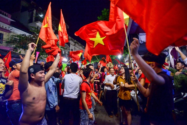 Cổ động viên Việt Nam hạnh phúc tột cùng sau khi vào chung kết AFF Cup 2018 - 10 Trên đường phố Hà Nội, cổ động viên nhảy múa ăn mừng.