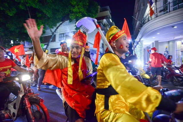 Cổ động viên Việt Nam hạnh phúc tột cùng sau khi vào chung kết AFF Cup 2018 - 5 Cổ động viên Việt Nam hạnh phúc tột cùng sau khi vào chung kết AFF Cup 2018 - 5
