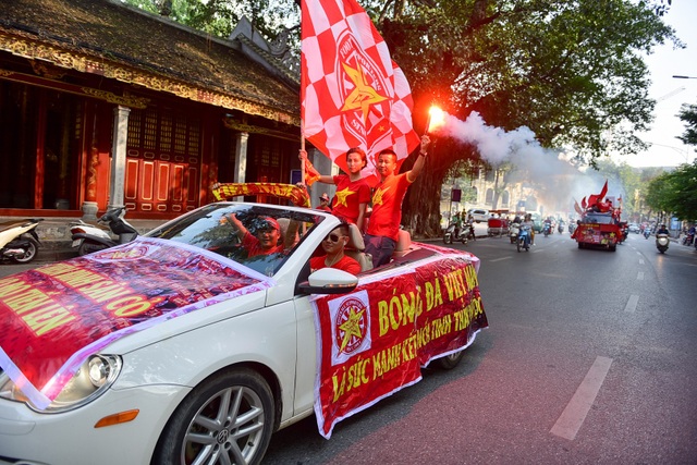 CĐV cắt tóc hình HLV Park Hang Seo, đốt pháo sáng diễu hành trước trận đấu - 9 Hàng chục quả pháo sáng được các cổ động viên đốt dọc đường đi. Tuy nhiên, các thành viên cam kết sẽ không mang pháo sáng vào sân.