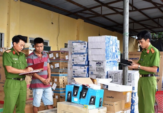 Bắt giữ lô hàng “lậu” trị giá 1,8 tỷ đồng - 1 Công an Ninh Bình kiểm tra số hàng hóa không có chứng minh nguồn gốc xuất xứ.