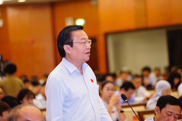 TPHCM vẫn chờ Bộ Giáo dục để làm sách giáo khoa riêng - 2
Ông Lê Hồng Sơn - Giám đốc Sở GD-ĐT TPHCM cho biết TPHCM vẫn còn đang chờ khung chương trình các môn học của Bộ GD-ĐT.