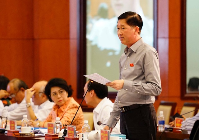 TPHCM: Cho xây trường học cao tầng để đảm bảo đủ lớp - 4
Phó Chủ tịch UBND TPHCM Trần Vĩnh Tuyến sẽ có chế tài với các doanh nghiệp làm dự án nhà ở bán hết, còn trường học thì dây dưa, chây ì.