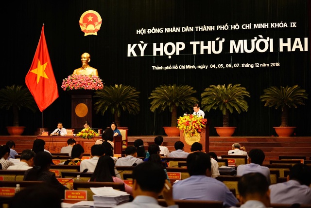 TPHCM vẫn chờ Bộ Giáo dục để làm sách giáo khoa riêng - 1 Các đại biểu quan tâm đến bộ sách giáo khoa dành riêng cho TPHCM