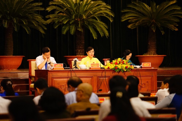 TPHCM vẫn chờ Bộ Giáo dục để làm sách giáo khoa riêng - 3
Bà Nguyễn Thị Quyết Tâm - Chủ tịch HĐND TPHCM đặt vấn đề là thành phố có nên làm bộ sách giáo khoa riêng không?