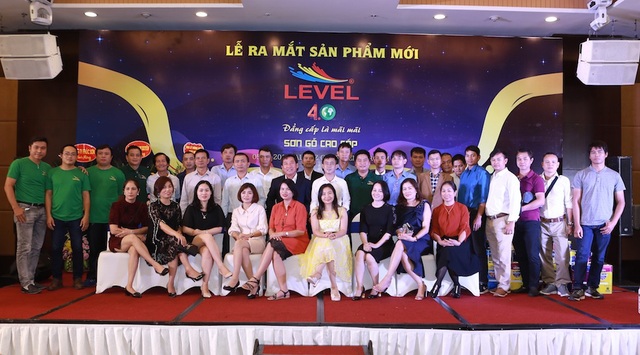Ra mắt sản phẩm mới - Sơn gỗ cao cấp Level 4.0 - Đẳng cấp là mãi mãi - 1 Ban lãnh đạo Công Ty Euronano và Qúy khách hàng.