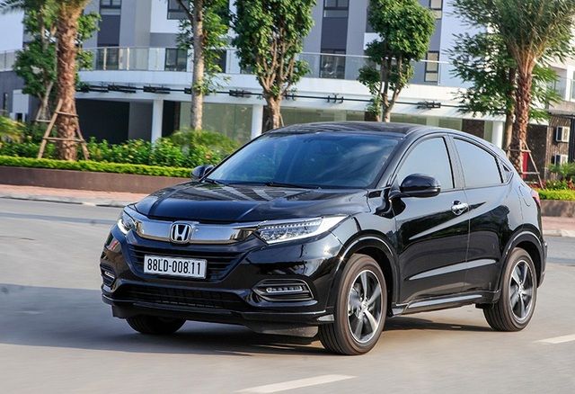 Honda HR-V 2018 - Lựa chọn lối riêng - 17 Nhờ vào hệ thống trợ lực lái điện thích ứng theo tốc độ, Honda HR-V khá llinh động trên phố đông nhưng cũng đảm bảo độ đầm chắc khi vận hành ở tốc độ cao.