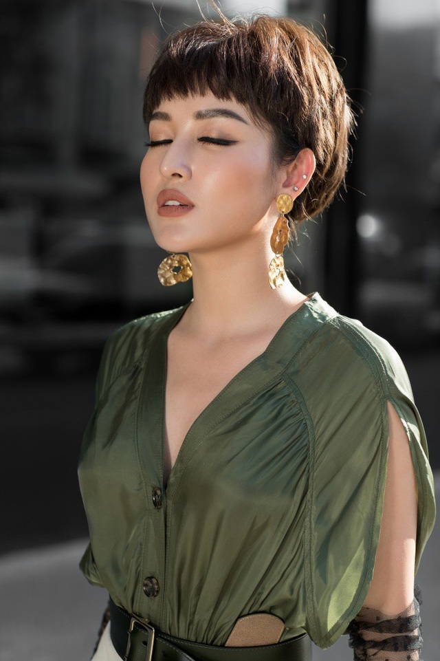 Ngỡ ngàng với hình ảnh Á hậu Huyền My tóc tém, sexy không thể nhận ra - 5 Không chỉ có thể, phong cách thời trang street style của Huyền My trong bộ ảnh lần này cũng thay đổi 180 độ.