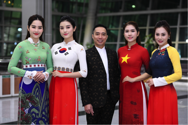 “Quỳnh Búp bê”, Á hậu Huyền My catwalk BST áo dài của NTK Đỗ Trịnh Hoài Nam - 7 Á hậu Huyền My cùng với Top 10 Hoa hậu Việt Nam - Thuỳ Dương là hai người mẫu diện áo dài Quốc kỳ Việt Nam và Hàn Quốc khép lại show diễn áo dài của NTK Đỗ Trịnh Hoài Nam.