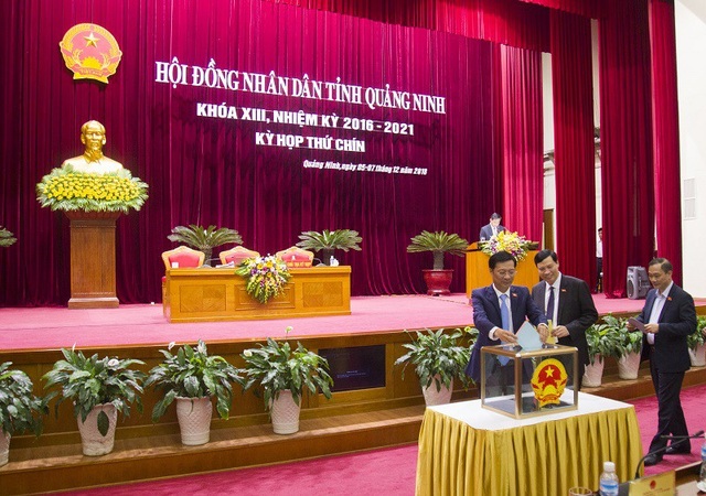 Bầu bổ sung Phó chủ tịch UBND tỉnh - 3 Các đại biểu tiến hành bỏ phiếu tín nhiệm các chức vụ do HĐND tỉnh bầu (ảnh QTV)