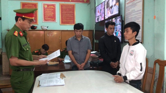 3 sinh viên lừa đảo qua mạng xã hội, chiếm đoạt hơn 2 tỷ đồng - 2 Công an TP Đà Nẵng vẫn đang điều tra mở rộng; đề nghị các bị hại của các đối tượng này nếu còn đến cơ quan công an trình báo