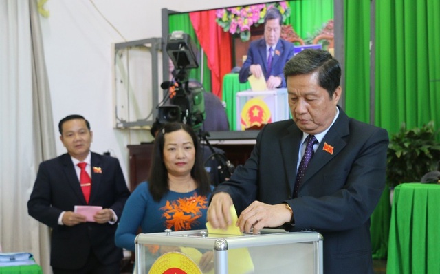 Chủ tịch, Phó Chủ tịch HĐND TP Cần Thơ có 100% phiếu tín nhiệm cao - 1 Ông Phạm Văn Hiểu (đang bỏ phiếu)- Chủ tịch HĐND TP Cần Thơ có 100% phiếu tín nhiệm cao